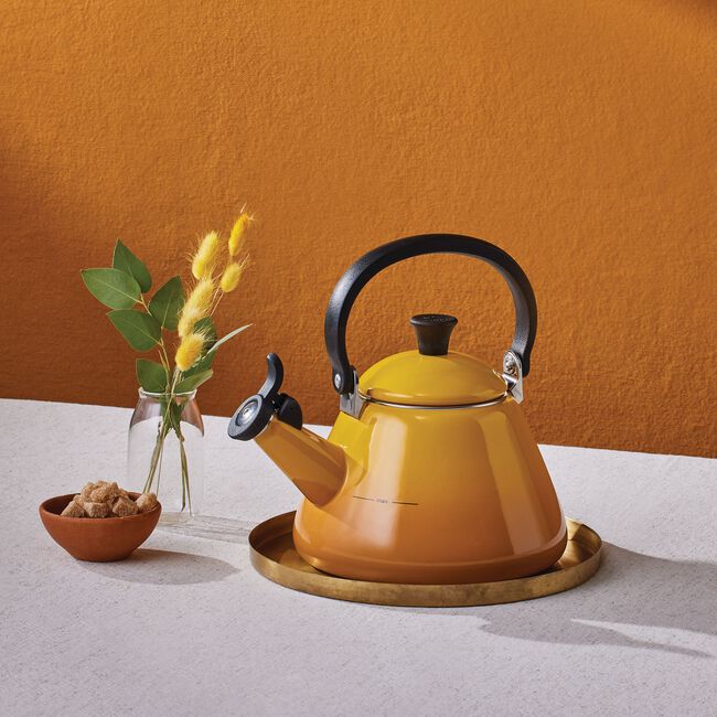Le Creuset Kone Kettle with Phenolic Knob 1.6L image number 5
